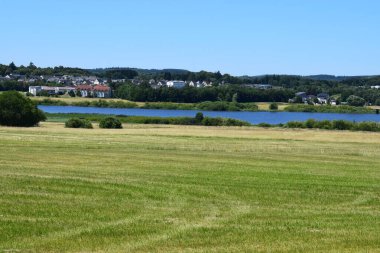Dağlarda gölü olan güzel bir manzara.