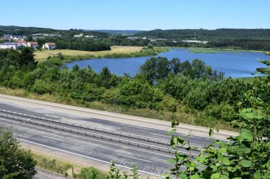 Göle giden otobanın manzarası