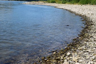 Parktaki nehir kıyısında.