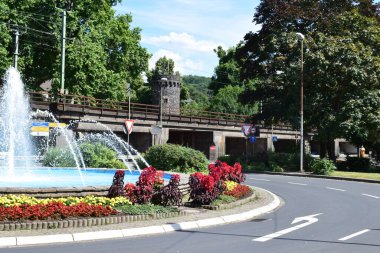 Linz 'de bir trafik çemberindeki çeşme