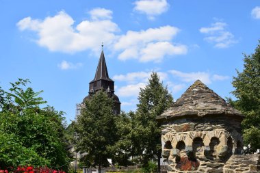 Almanya 'da Ren Vadisi' nde Baubach anıtı ve kilise manzarası