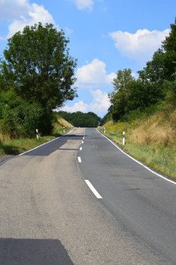 Kırsalda asfalt yol