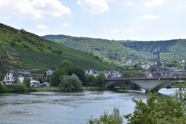 Treis-Karden 'deki Mosel köprüsü