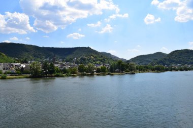 Treis-Karden yakınlarındaki Mosel nehri.