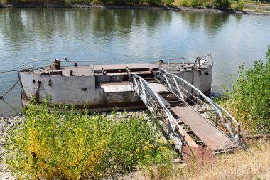 Nehir kıyısında terk edilmiş bir gemi.
