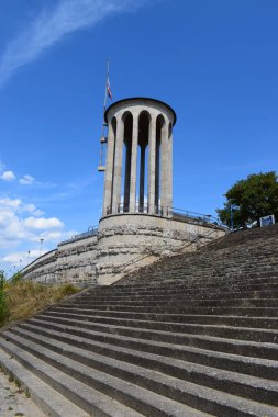 Bir merdivendeki anıt kule