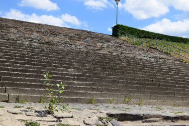 Parktaki eski taş merdivenler.