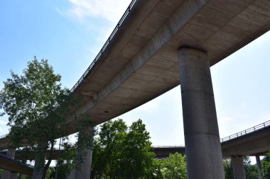 Riga Letonya 'da nehir üzerinde köprü