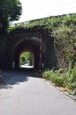 Demiryolunun altındaki tünel.