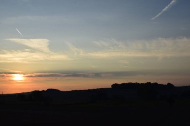 Güneşin silueti tarlada