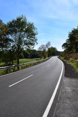 Mavi gökyüzü ile yol