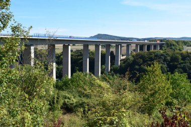 Eifel 'in kırsal kesimindeki köprü, Brohltal