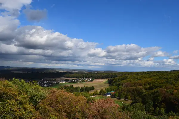 Dağlardaki güzel sonbahar manzarası