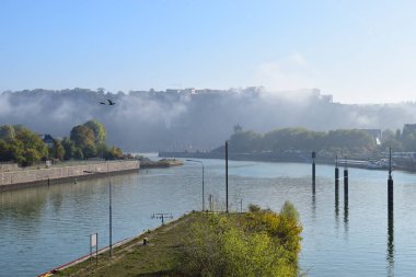 Meşhur Koblenz şehrinin güzel bir görüntüsü, Mosel 'in sisli tarafı.