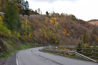 Kışın yol bulutlu bir günde.