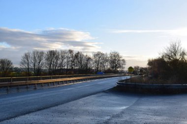 Kışın yol bulutlu bir günde.