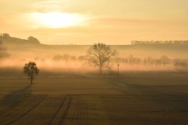 Kırsalda sabah sisinde gün doğumu