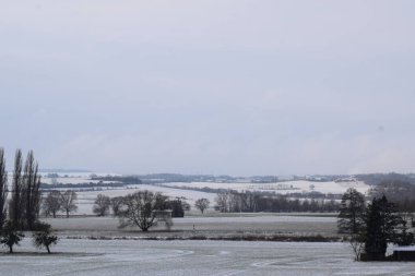 Karla kaplı ağaçlarla kaplı kış manzarası