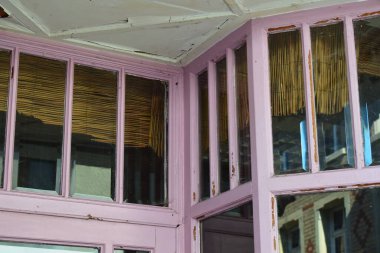 Ahşap çerçeveli eski pencere