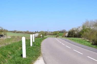 Mavi gökyüzü ile yola