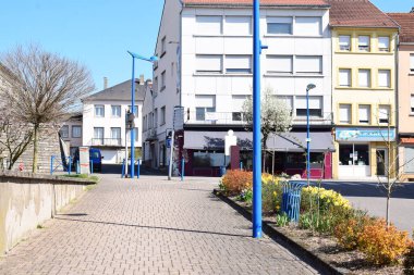 Şehir manzarası Puttelange-aus-Lacs şehrinde küçük bir yerde.