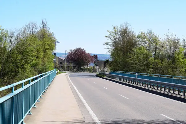 Bahar ağaçlarıyla köprü