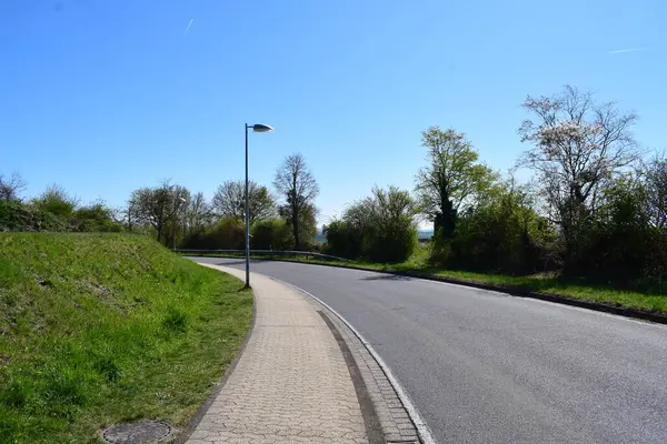 Yolun ortasında bir patika.