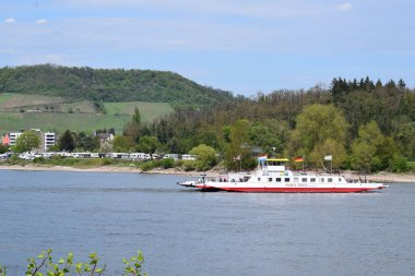 İlkbaharda Ren Nehri feribotu