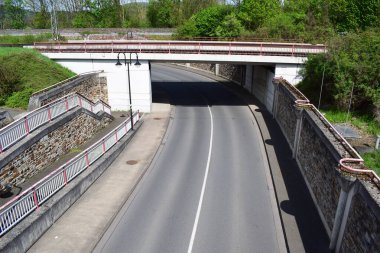 Merdivenlerde bariyer ve parmaklıklardan oluşan metal bir yol.