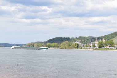 Kötü Hoenningen 'i geçen bir gemiyle Rhine.