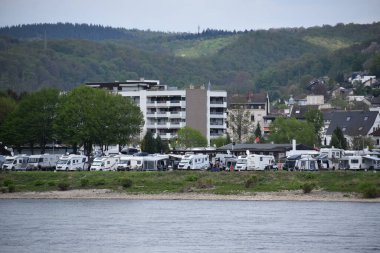 Bad Hoenningen rıhtımında, Ren 'de, kamp alanında.