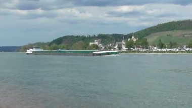 Yeşil bir nehirde gemi.