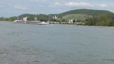 Ren 'de Bad Hoenningen' i geçen kargo gemisi.