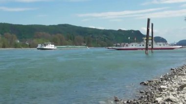 Bad Breisig 'den Bad Hoenningen' e giden feribot.