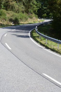 Dağlarda boş asfalt yol