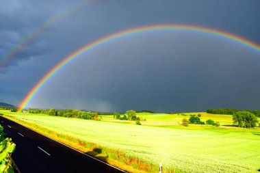 Kırsal yolda gökkuşağı