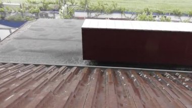 Fırtınalı bir evin çatısına. 