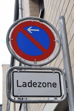 Trafik işaretleri ve sembollerle dolu yol işareti