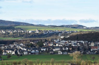 Thuer ve Obermendig köyünün manzarası