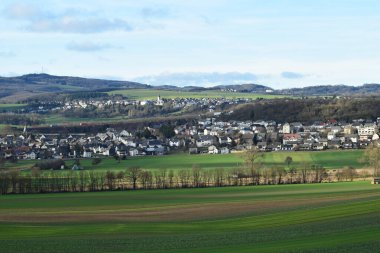 Dağın tepesinden Mendig ve Thuer 'a görüntü