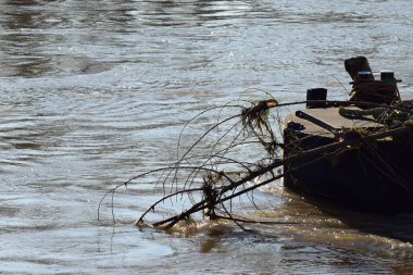 Nehirde teknesi olan bir tekne