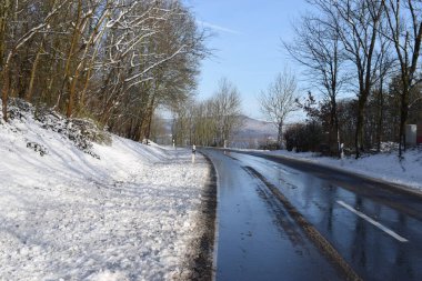 Karlı Eifel Laacher 'ın etrafında. Almanya' da.