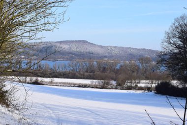 Karlı Eifel Laacher 'ın etrafında. Almanya' da.