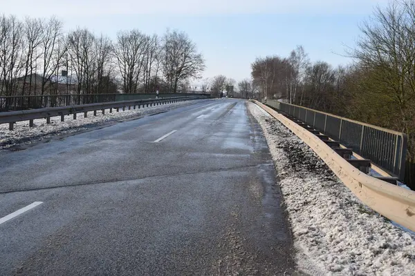 Kışın yeni bir köprüye giden yol.