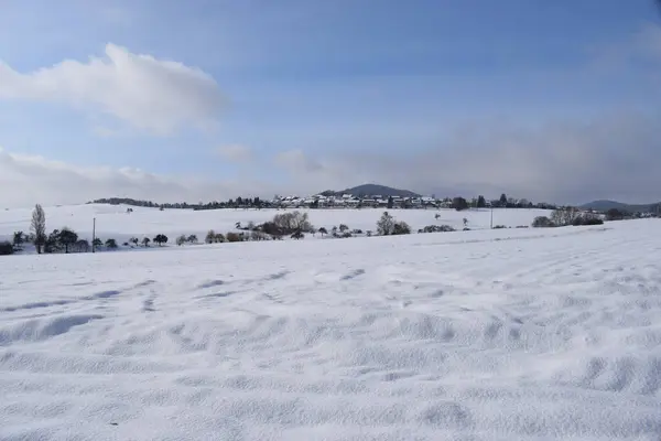 Karlı dağlarla kaplı karlı bir yer..