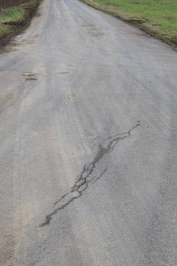 Yolda bir çatlak var.