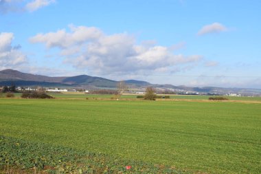 Almanya 'da mavi gökyüzü olan yeşil alan