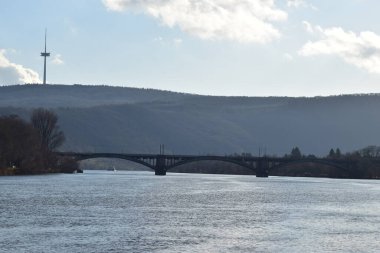 Almanya 'nın Mosel şehrindeki Ren Nehri' nin manzarası