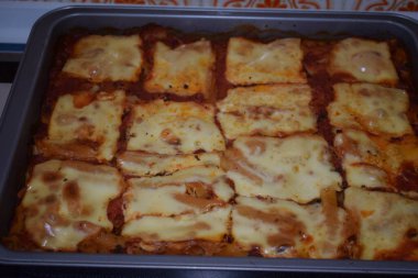 İtalyan lazanyası cam tabakta.