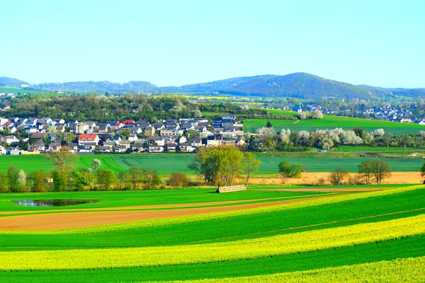 Köy ve nehir manzaralı güzel bir manzara.